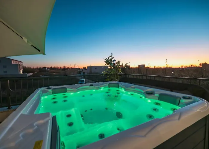 Crowonder Bura With Heated Swimming Pool And Jacuzzi *